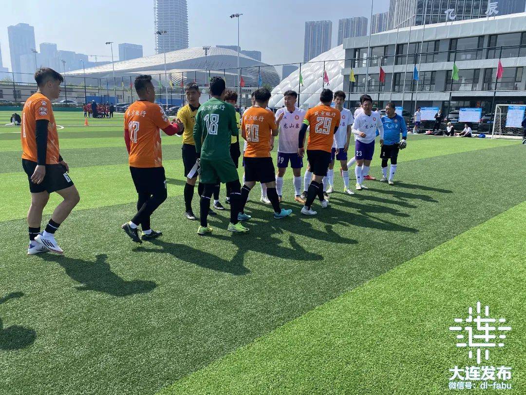 国内职业足球比赛进入白热化阶段，球队争夺胜利