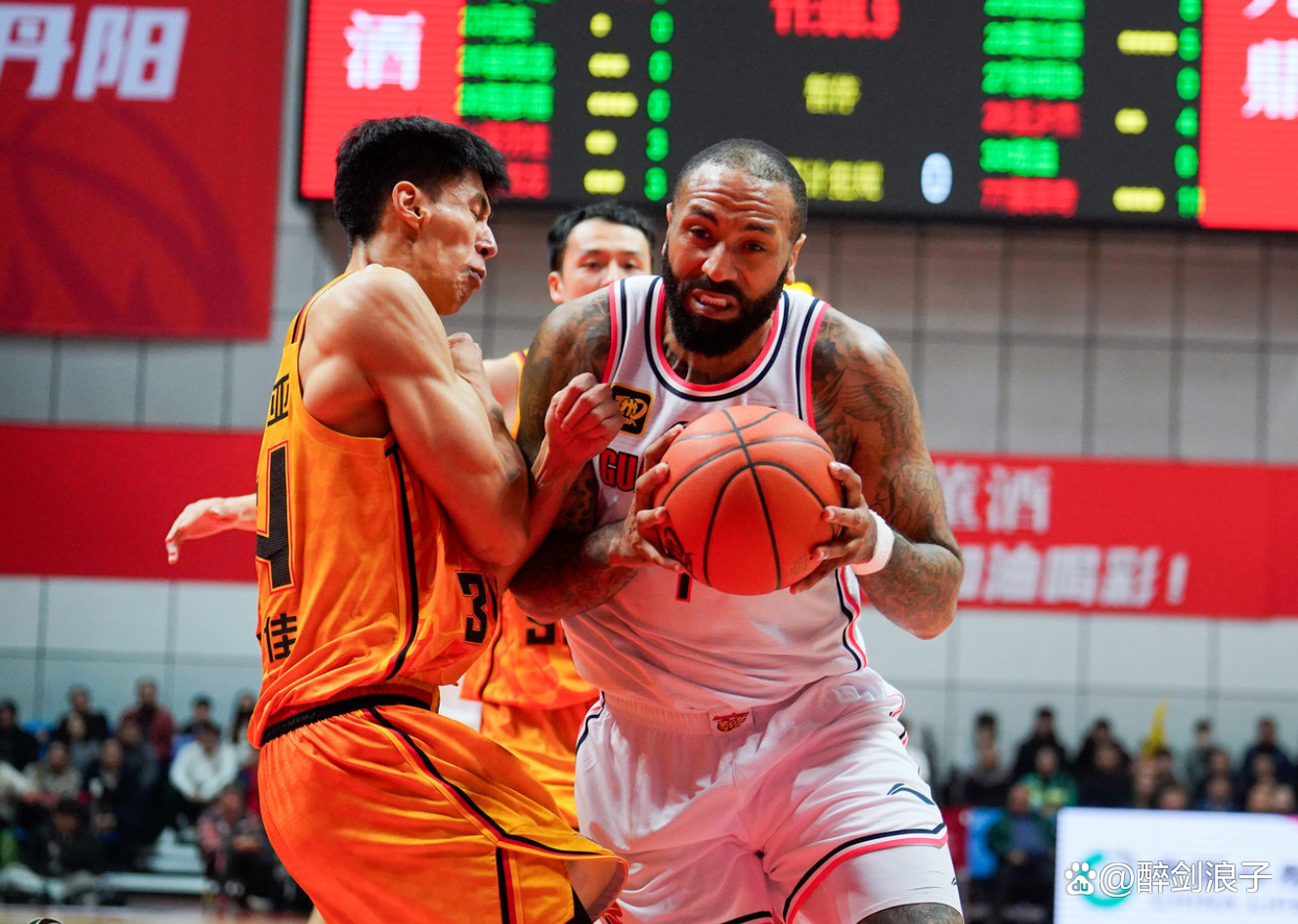 开云官网-广东队对阵江苏男篮的比赛惊险刺激
